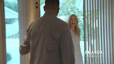 {\an8}-Hello! What's up? Come in.
-[Amanda] Hello. Hi. - Buying Beverly Hills