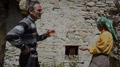 {\An8}Here I have my kids to help me. - Honeyland