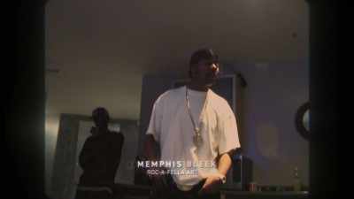 {\an8}- He's sick. Common's sick.
- He better than most rappers. - jeen-yuhs: A Kanye Trilogy