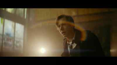 {\an8} Hey, who are you talking to? - The Man Who Fell to Earth