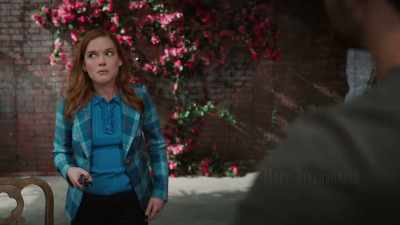 {\an8}Hey, maybe that's why
you got 'em. - Zoey's Extraordinary Christmas