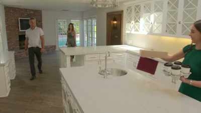 {\an8}-Hi, guys! Hello!
-[Mauricio] Hi, Alexia! - Buying Beverly Hills