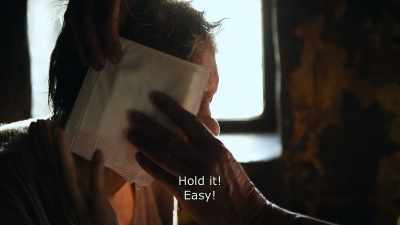 {\An8}Hold it. Easy. - Honeyland