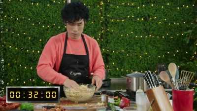 {\an8}- How much time is left?
- [narrator] Thirty-two to go. - No Recipe Road Trip With the Try Guys