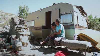 {\An8}I bought them everything. Everything! - Honeyland