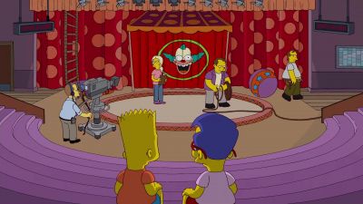 {\an8}-CHOIR: ♪ The Simpsons ♪
-Hey. - The Simpsons