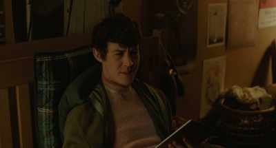 {\an8}-I don't run, psycho. My knee, remember?
- Well, can you walk fast? - To the Bone