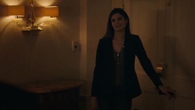 {\an8}[door opens and closes] - Billions