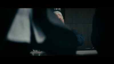 {\an8} I found you pissing yourself, - The Man Who Fell to Earth