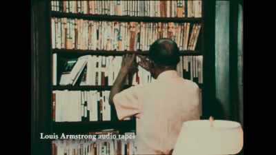 {\an8}I got tapes on my wall in my den. - Louis Armstrong's Black & Blues