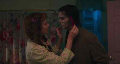 {\an8}- I know I'm the one
with the green thumb, - Lisa Frankenstein