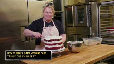 {\an8}I like to put a bunch
of icing on top, - No Recipe Road Trip With the Try Guys