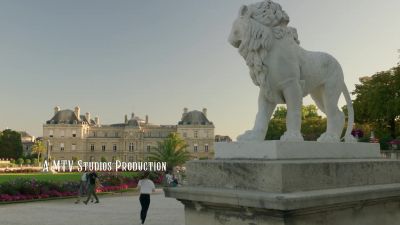 {\an8}My name is Mark. - Emily in Paris