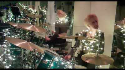 {\an8}♪ I needed somewhere to hang my head ♪ - Count Me In