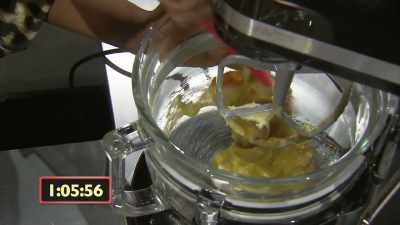 {\an8}I realize that I'm making
too small of a batch - Halloween Cookie Challenge