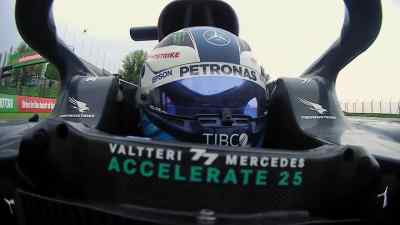 {\an8}Russell half a second behind. - Formula 1: Drive to Survive