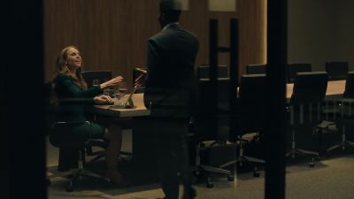 {\an8}Sarah, hi. - Billions
