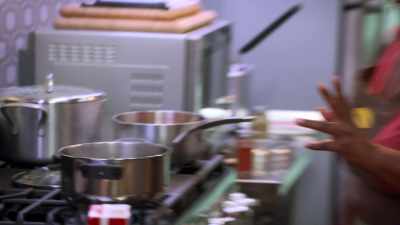 {\an8}I see that there's, like, - Secret Chef