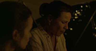 {\an8}I spoke to Jean Williamson about it.
Do you remember her? - To the Bone