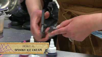 {\an8}I start my ice cream cone
by piping the cone first - Halloween Cookie Challenge