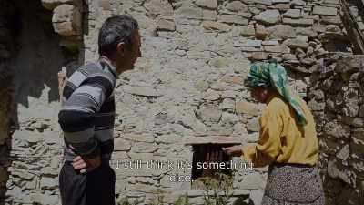 {\An8}- I still think it's something else. - Honeyland