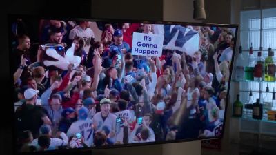 {\an8}The Cubs have done it! - Emily in Paris