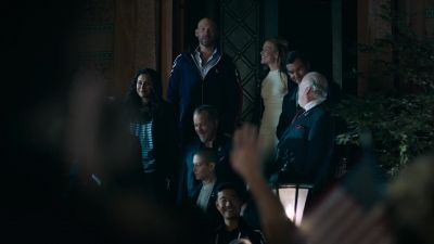 {\an8}There he is. - Billions