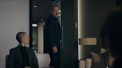 {\an8}There's a problem
{\an8}with the short. - Billions