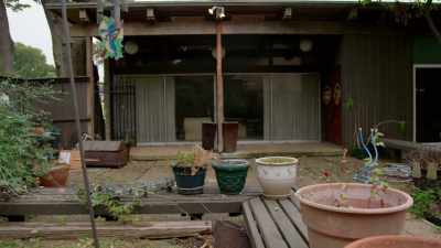{\an8}I think having a view from - Renovation Impossible