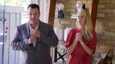 {\an8}I think the coffee table
is wonderful, - Renovation Impossible