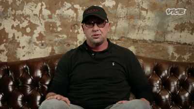 {\an8}I told him one thing...
Keep your circle of people - I Was a Teenage Felon