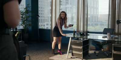 {\an8}I, um, came in to, uh, return the stapler, - The People We Hate at the Wedding