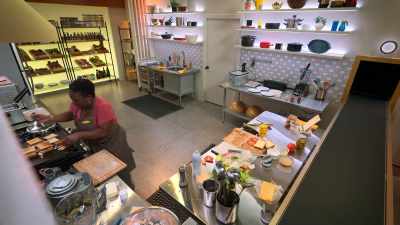 {\an8}I want that cheese to kinda get
some warmth on it real quick. - Secret Chef