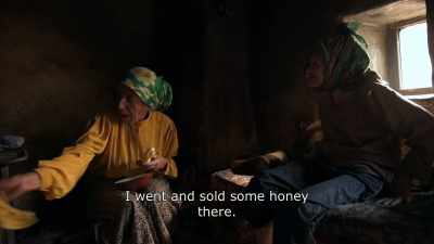 {\An8}I went and sold some honey there.
- Eh? - Honeyland