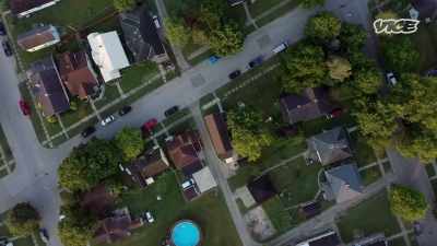 {\an8}-I would say that it probably
has because it's a small town. - Small Town Secrets