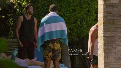 {\an8}- I'm about to throw myself in the pool.
- [all laugh] - Twin Love