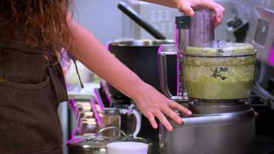 {\an8}I'm being super spontaneous - Secret Chef