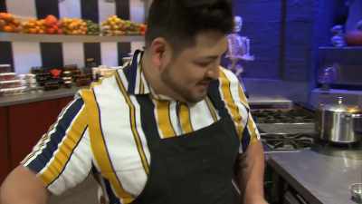 {\an8}I'm Ben Castillo, and I'm
a baker who beats the odds. - Halloween Cookie Challenge
