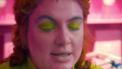 {\an8}I'm just shaping out a mod, '60s shape - Glow Up: Britain's Next Make-Up Star