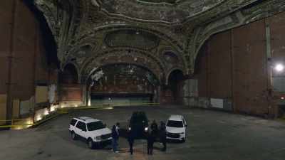 {\an8}-I'm praying for that crack.
-See? Crack. - Hip Hop Uncovered