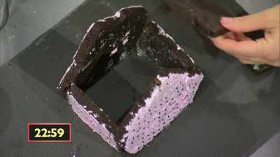 {\an8}I'm starting to assemble
my roof. - Halloween Cookie Challenge