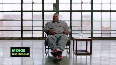 {\an8}I'm watching the video,
a porn video, - I Was a Teenage Felon