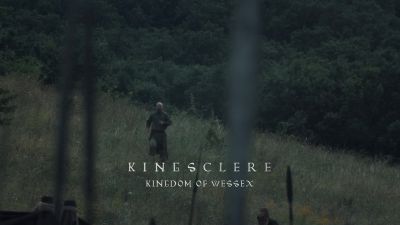 {\an8}[indistinct chattering] - The Last Kingdom