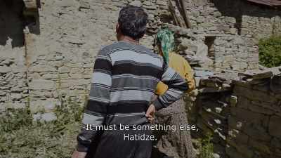{\An8}It must be something else, Hatidze. - Honeyland