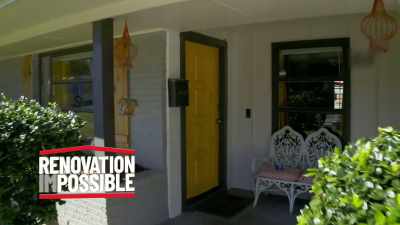 {\an8}It is really hard to hear
that you're not gonna - Renovation Impossible