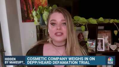 {\an8}It was the same compact
that, uh, defense attorneys used - Depp V Heard