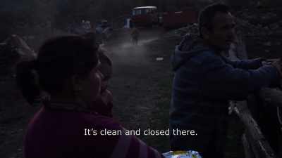 {\An8}It's clean and closed there.
With no garbage. - Honeyland