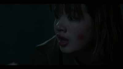 {\an8}- It's fake blood.
- It's fake. - Carved