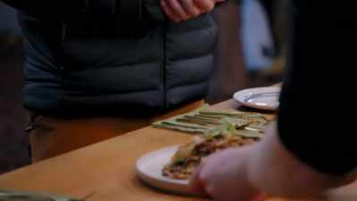 {\an8}JADE:
It's a braised goose ragu - Chefs vs Wild