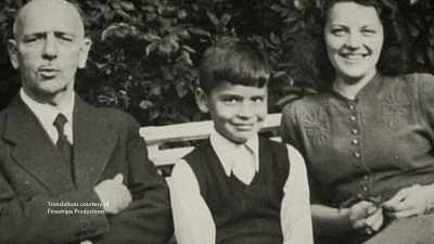 {\an8}Je ne me remets pas
d'une enfance malheureuse, non. - The Mysterious Mr. Lagerfeld